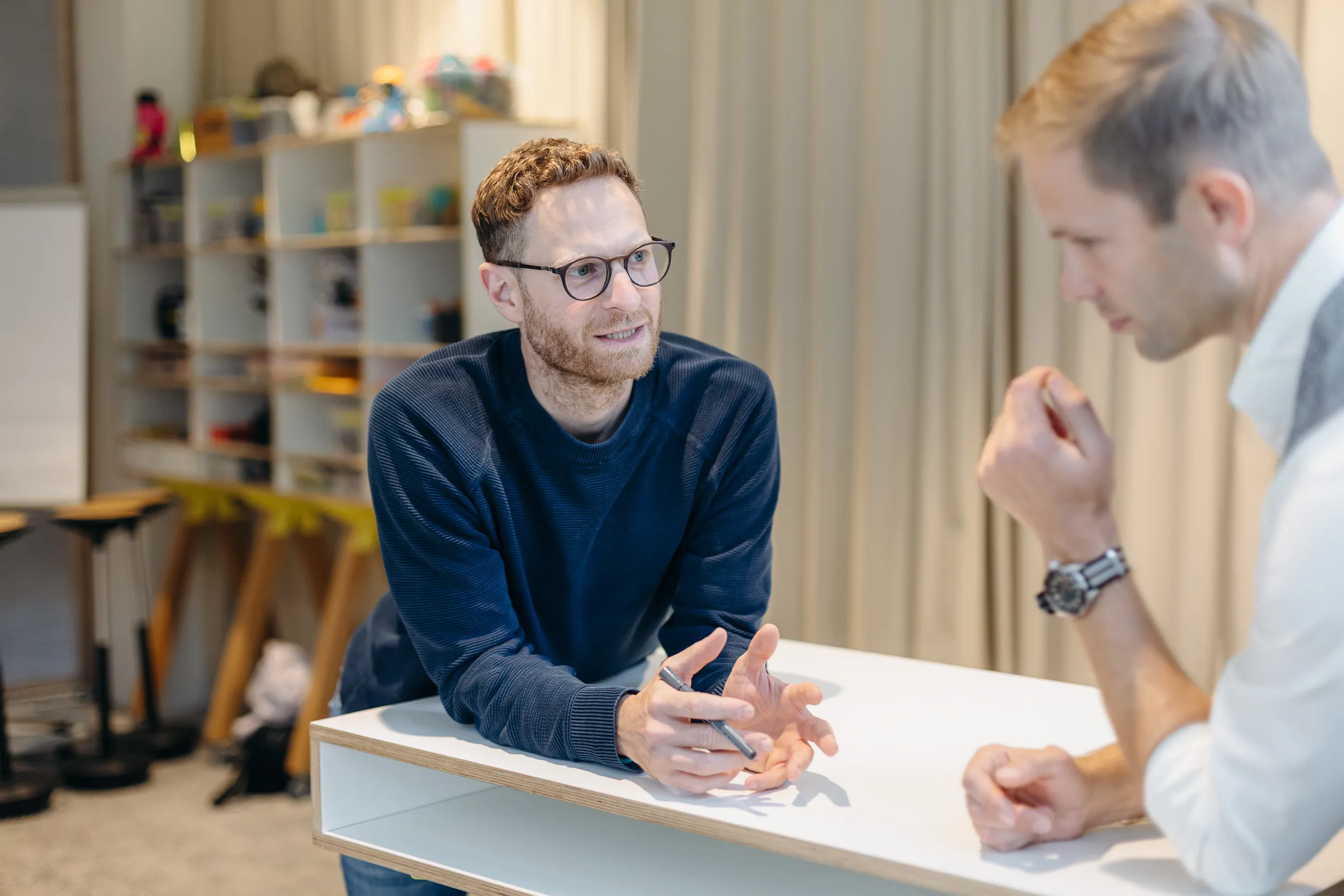 Zwei Personen im Gespräch an einem Stehtisch – der Innen-Vorne-Ansatz in der Praxis